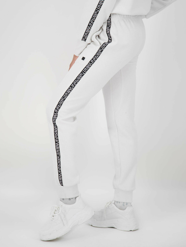 Alife and Kickin Fehér női melegítőnadrág Alife and Kickin hajtókával