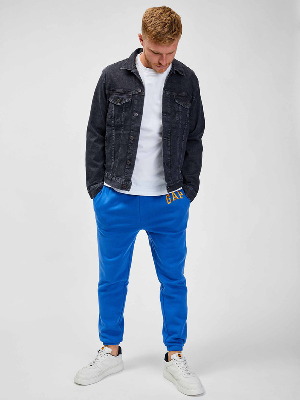 GAP Melegítőnadrág hímzett logóval és fleece GAP