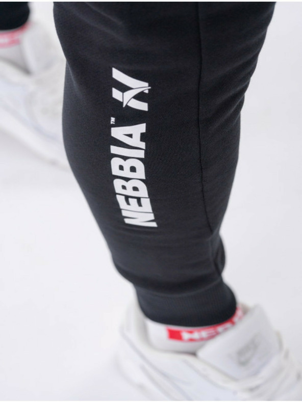 Nebbia Karcsú melegítőnadrág cipzáras zsebekkel "Re-gain" 320 Fekete