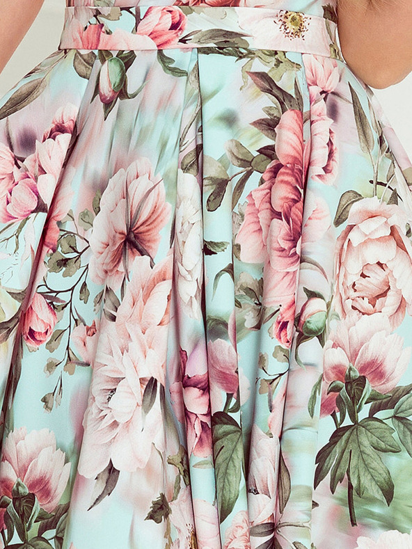 numoco Hosszabb hátú ruha, nyakkivágással és övvel - rózsaszín virágok Numoco MAYA