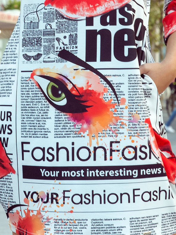 numoco Kényelmes túlméretezett ruha - újságmintás Numoco SOPHIE