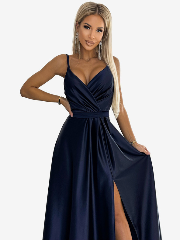 numoco Elegáns hosszú szatén ruha nyakkivágással - sötétkék Numoco JULIET
