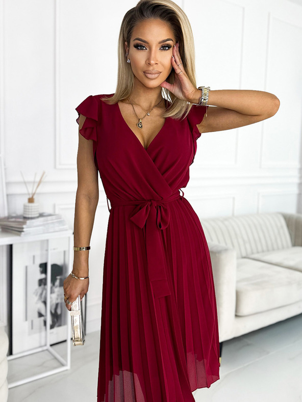 numoco Rakott ruha nyakkivágással és fodrokkal - burgundi Numoco POLINA