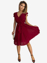 numoco Rakott ruha nyakkivágással és fodrokkal - burgundi Numoco POLINA