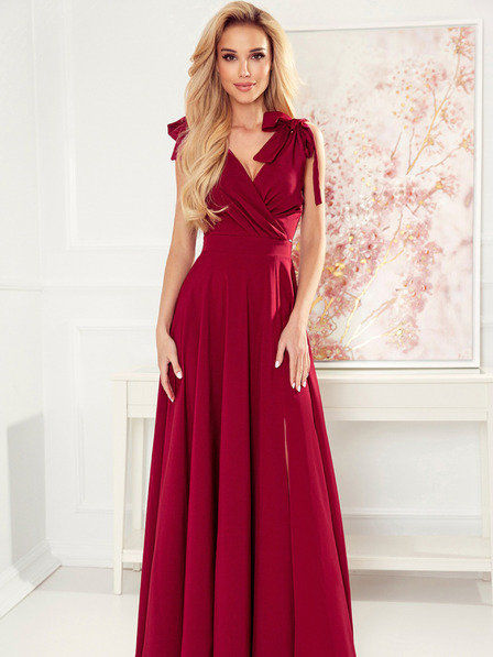 numoco Hosszú ruha nyakkivágással és vállfűzővel - burgundi Numoco ELENA ELENA