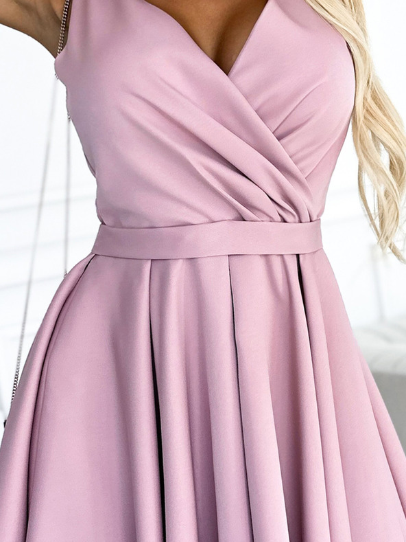 numoco Hosszabb hátú ruha, nyakkivágással és övvel - piszkos rózsaszín Numoco MAYA