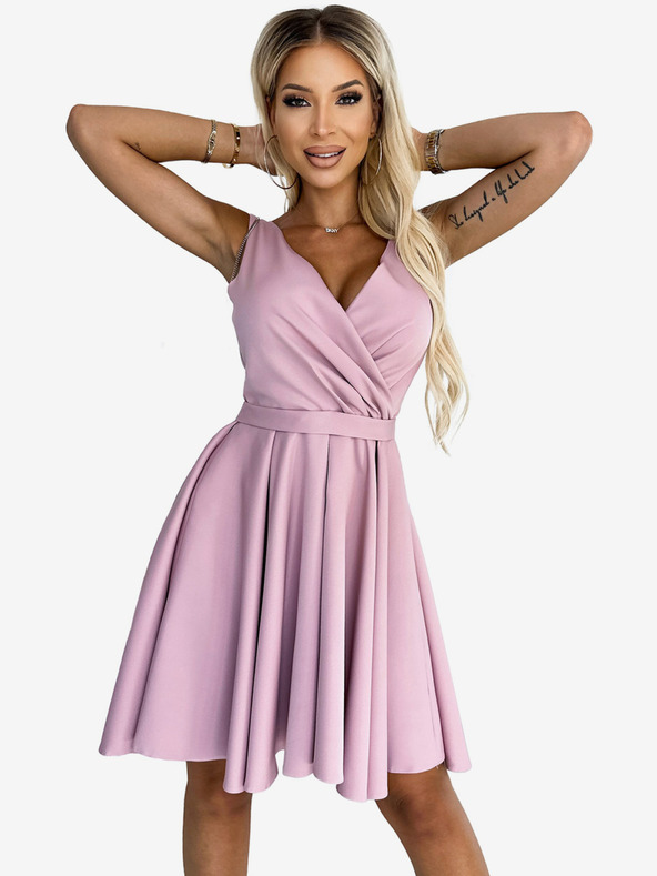 numoco Hosszabb hátú ruha, nyakkivágással és övvel - piszkos rózsaszín Numoco MAYA