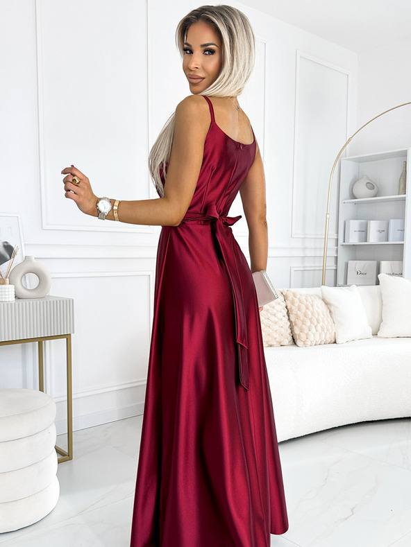 numoco Elegáns hosszú szaténruha nyakkivágással és lábszárrésszel - bordó Numoco JULIET Numoco JULIET