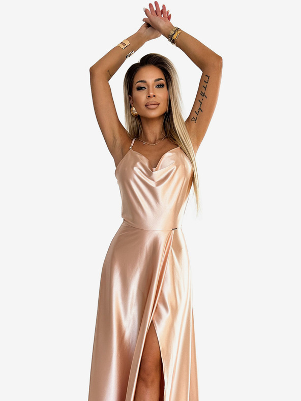 numoco Szatén hosszú ruha exkluzív nyakkivágással a hátán - arany Numoco PERLA