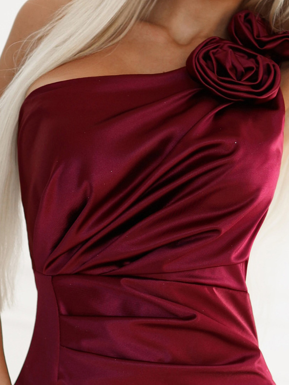 numoco Hosszú szatén egyvállú ruha rózsákkal - bordó Numoco AURORA