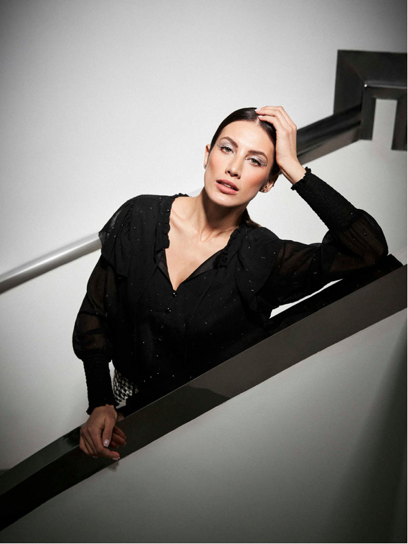 Moodo Fekete női blúz fodros fodrokkal Moodo