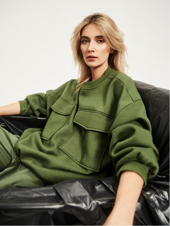 Moodo Khaki színű pulóver nagy zsebekkel és derékra fűzött nyakkendővel Moodo