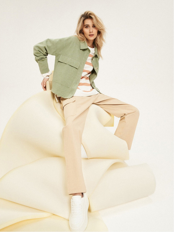 Moodo Olajzöld kabát zsebekkel és gallérral Moodo