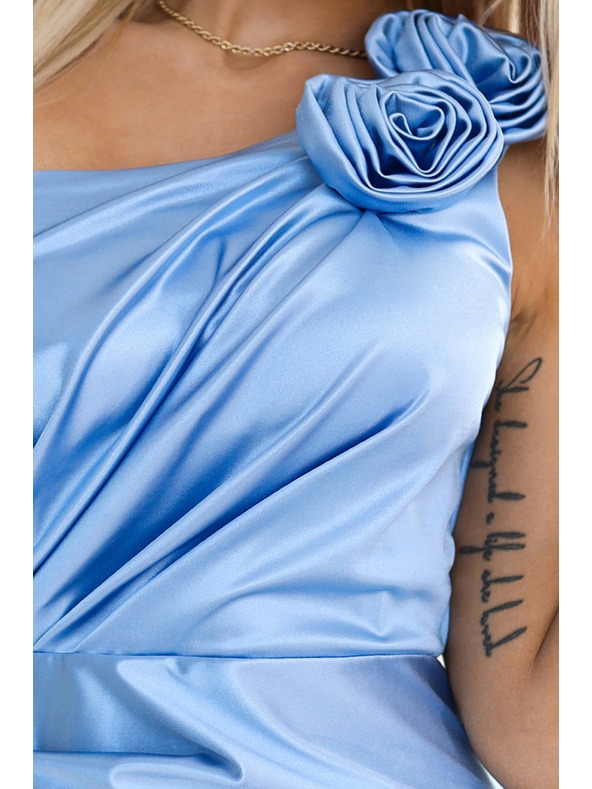 numoco 580-4 AURORA hosszú szatén egyvállú ruha rózsákkal - világoskék