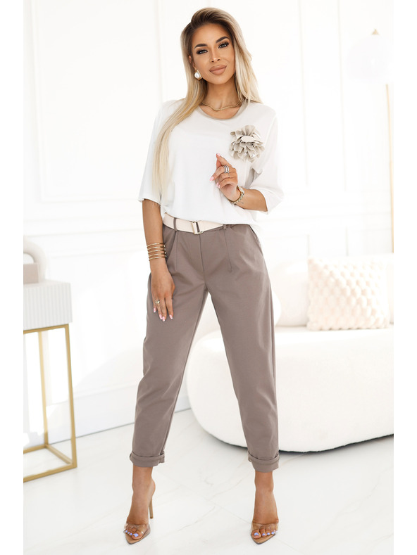 numoco Kényelmes blúz virágos applikációval a vállon Numoco