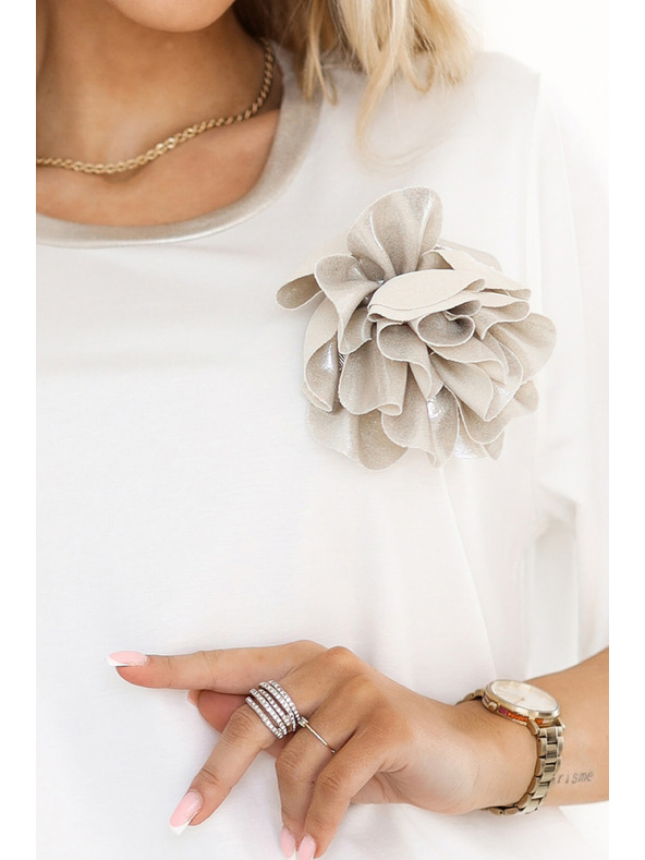 numoco Kényelmes blúz virágos applikációval a vállon Numoco