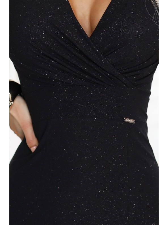 numoco Ragyogó hosszú fekete IRINA ruha csillogással, átlapolt nyakkivágással és hasítékkal