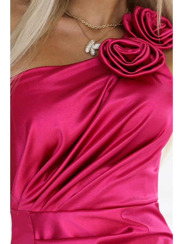 numoco AURORA Szatén hosszú ruha egy vállpánttal, rózsával és hasítékkal | Rózsaszín