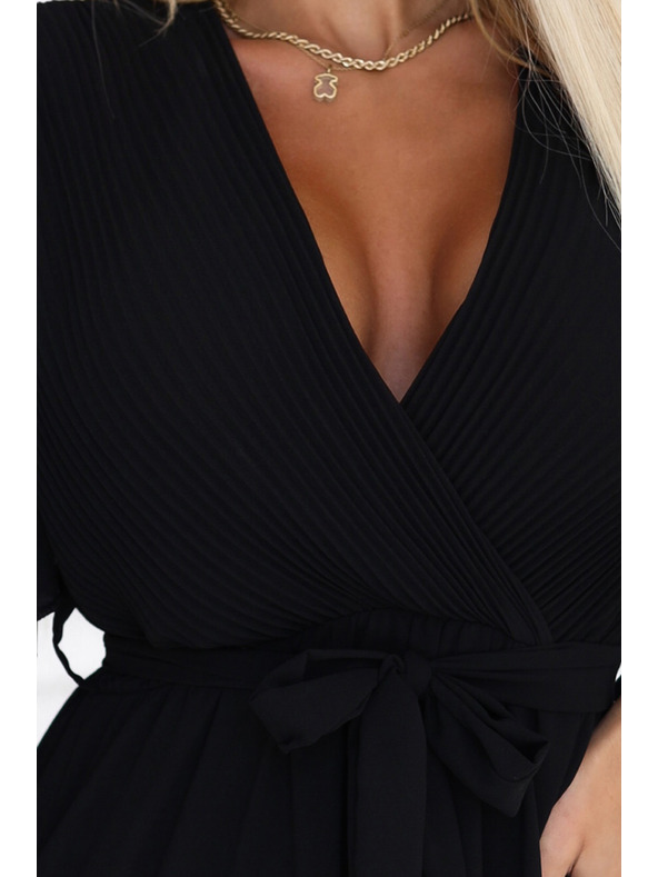 numoco Hosszú ruha pliszírozott nyakkivágással és megkötővel - fekete