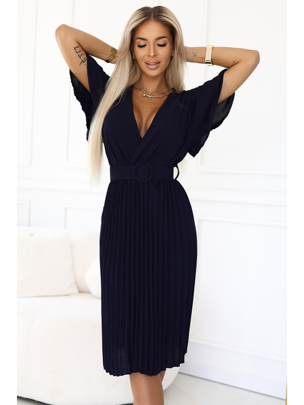 numoco Pliszírozott midi ruha átlapolt nyakkivágással és széles övvel