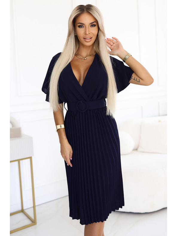 numoco Pliszírozott midi ruha átlapolt nyakkivágással és széles övvel