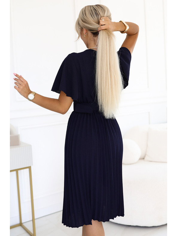 numoco Pliszírozott midi ruha átlapolt nyakkivágással és széles övvel