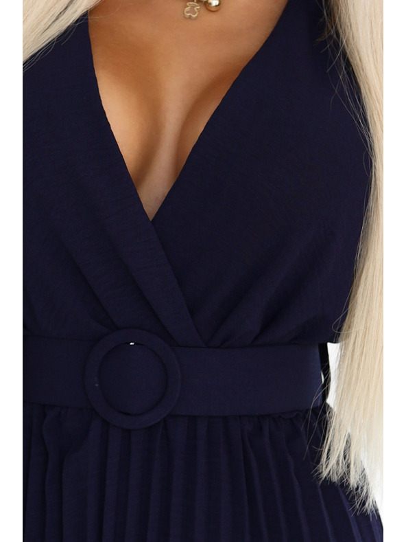 numoco Pliszírozott midi ruha átlapolt nyakkivágással és széles övvel