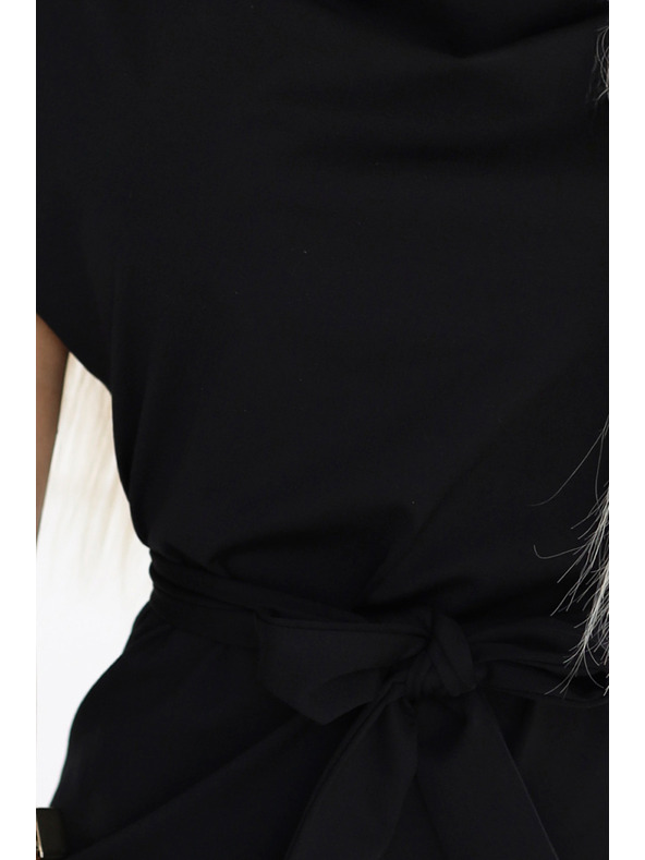 numoco Fekete ruha aszimmetrikus szoknyával és övvel