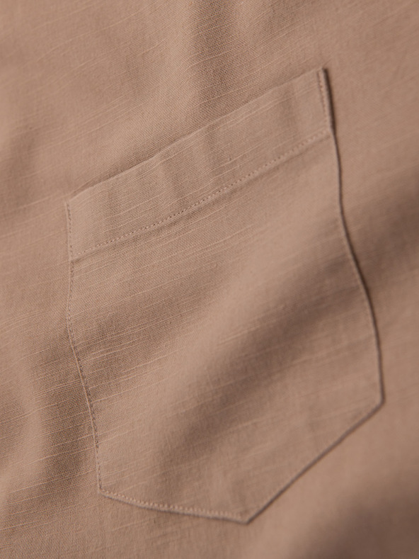 Ombre Clothing Férfi vászon ing álló gallérral és zsebbel REGULAR FIT - világosbarna