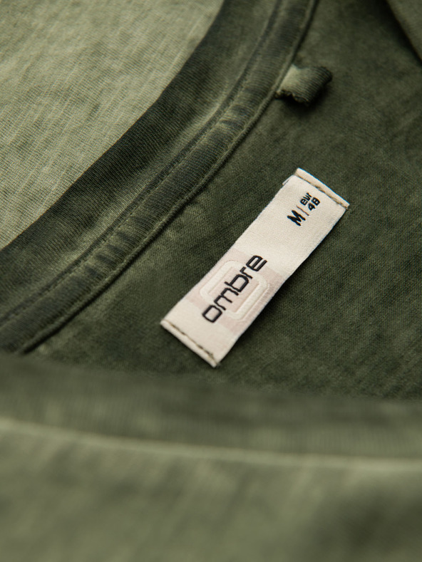 Ombre Clothing Férfi V-nyakú, mosott hatású pamut póló - olíva