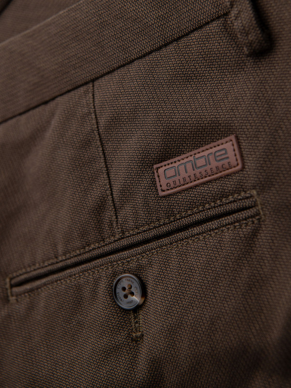 Ombre Clothing Férfi chino nadrág REGULAR FIT finom struktúrával - barna