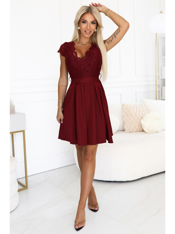 numoco ANNA csipke ruha kivágással és bővülő szoknyával - bordó