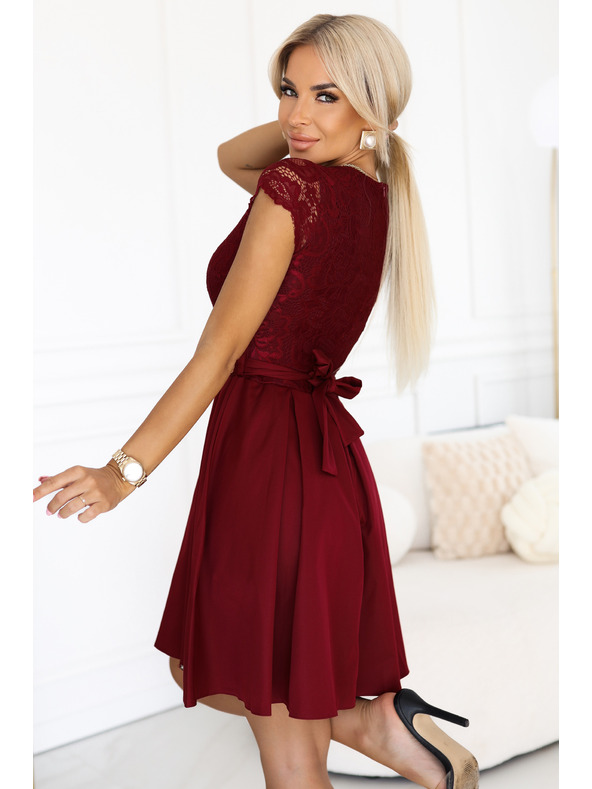 numoco ANNA csipke ruha kivágással és bővülő szoknyával - bordó
