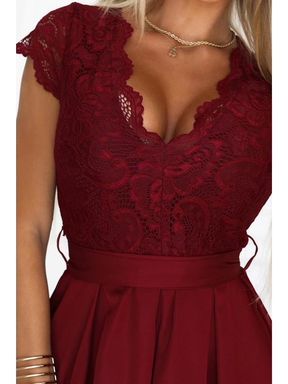 numoco ANNA csipke ruha kivágással és bővülő szoknyával - bordó