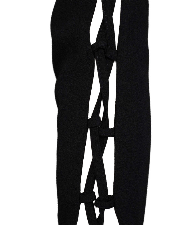 CAMAIEU Fekete ruha ujján fűzött díszítéssel