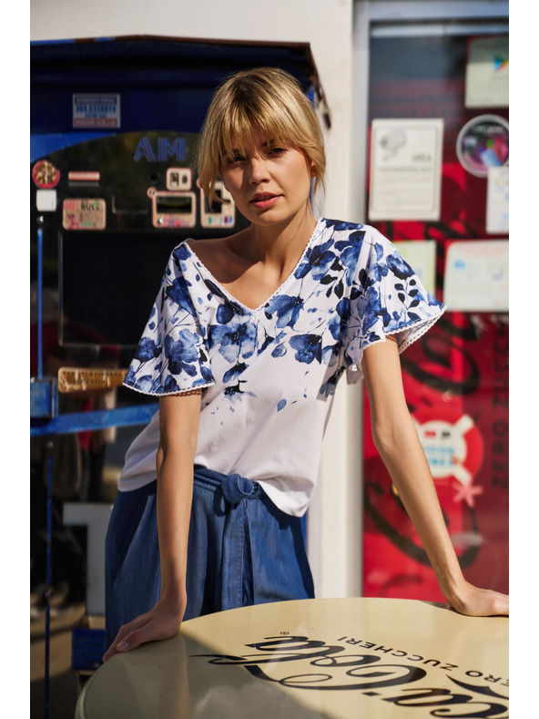 Moodo Fehér blúz kék virágokkal