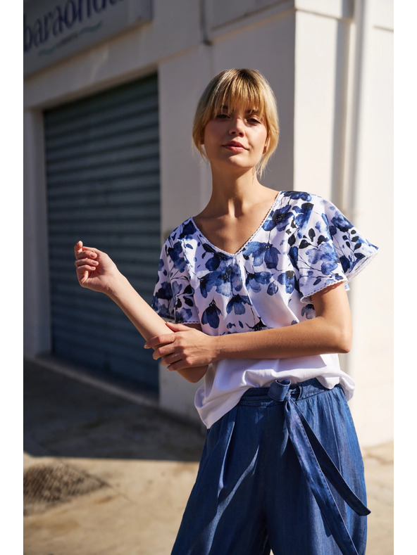 Moodo Fehér blúz kék virágokkal