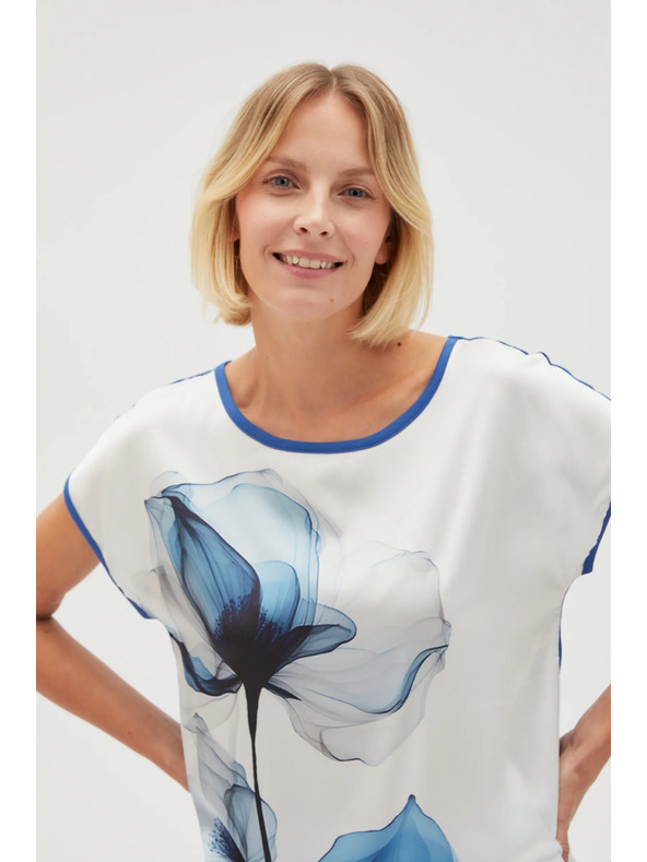 Moodo Fehér virágos női blúz kék virágokkal