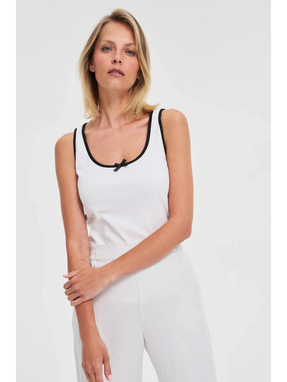 Moodo Fehér női trikó fekete szegéllyel