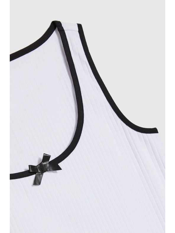 Moodo Fehér női trikó fekete szegéllyel