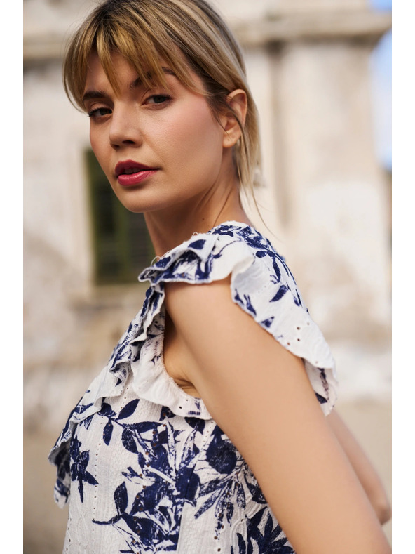 Moodo Moodo női póló – fehér kék virágokkal