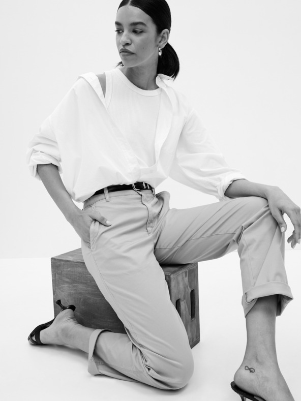 GAP Nadrág girlfriend khaki high rise GAP