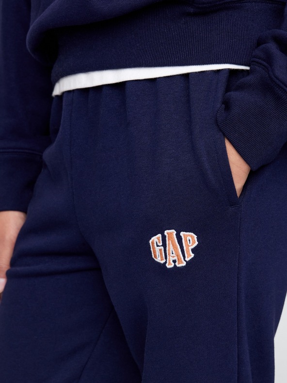 GAP Gyerek fleece sportnadrág logóval army GAP