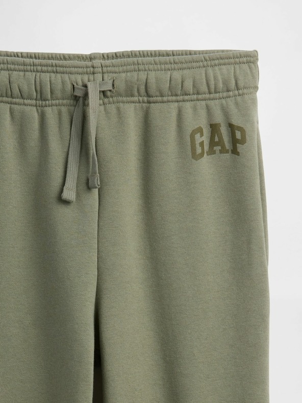 GAP Gyerek fleece sportnadrág logóval army GAP