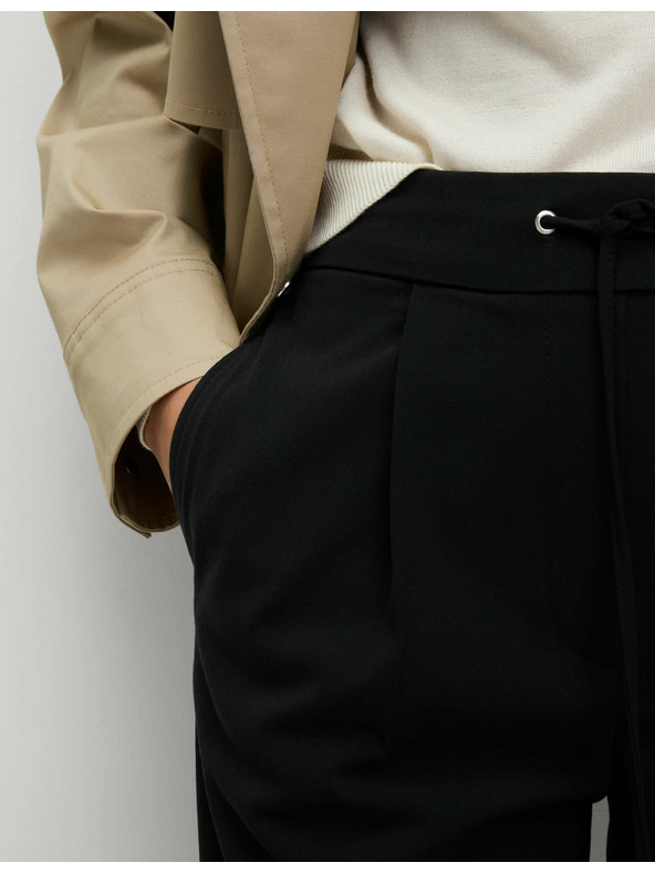 Marks & Spencer Enyhén szűkített bokanadrág húzózsinórral Marks & Spencer fekete