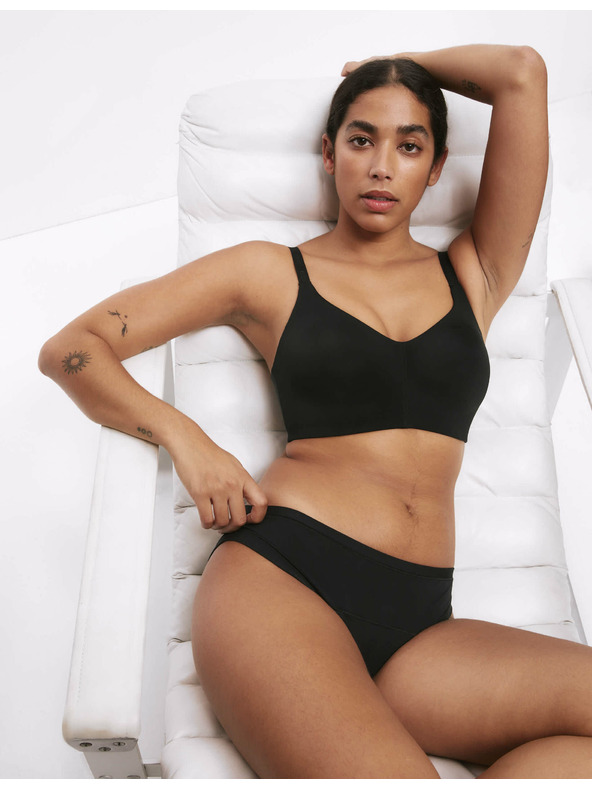 Marks & Spencer Magas nedvszívó képességű menstruációs bikinialsó, 3 db Marks & Spencer fekete