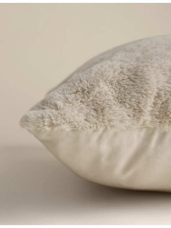 Marks & Spencer Marks & Spencer krémes rendkívül puha műszőrme díszpárna
