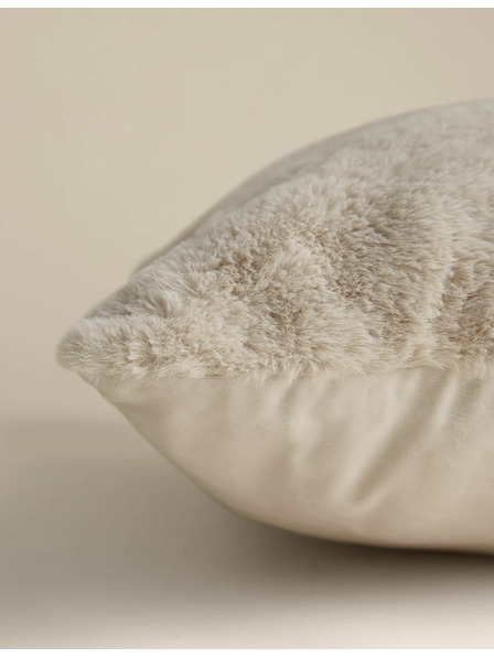 Marks & Spencer Marks & Spencer krémes rendkívül puha műszőrme díszpárna