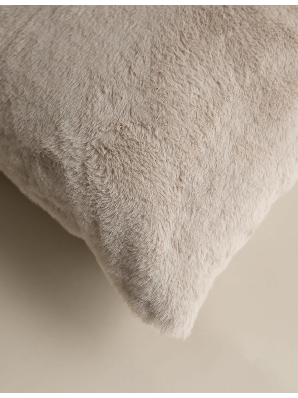 Marks & Spencer Marks & Spencer krémes rendkívül puha műszőrme díszpárna