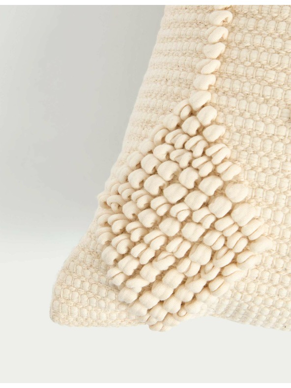 Marks & Spencer 100% pamut párna hímzéssel és geometriai mintával Marks & Spencer krém